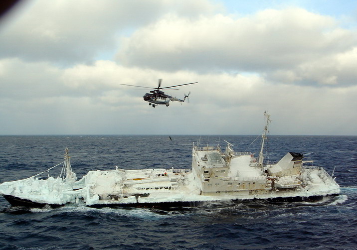 Аварийное судно Смольнинский в Охотском море лежит в дрейфе с креном на левый борт