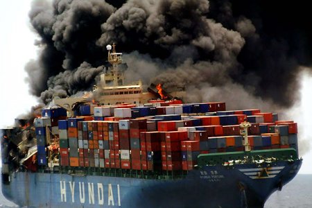 Пожар на контейнеровозе HYUNDAI