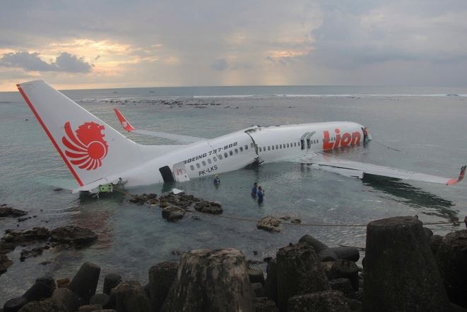Самолет упал в море при посадке на Бали