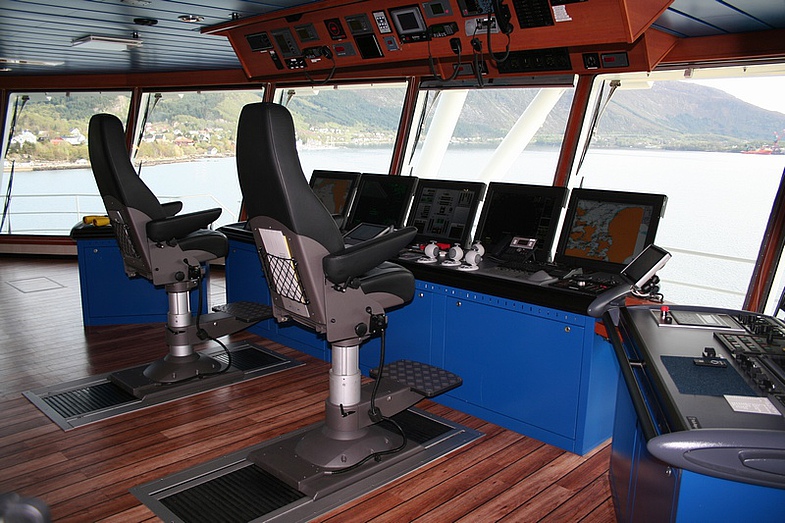 Радиоэлектронное оборудование на ходовом мостике судна Island Wellserver