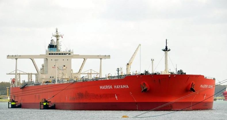 Танкер Maersk Hayama под погрузкой
