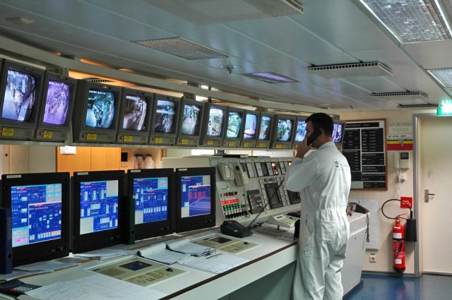 Комната управления машинным отделением на круизном судне Adventure of the Seas