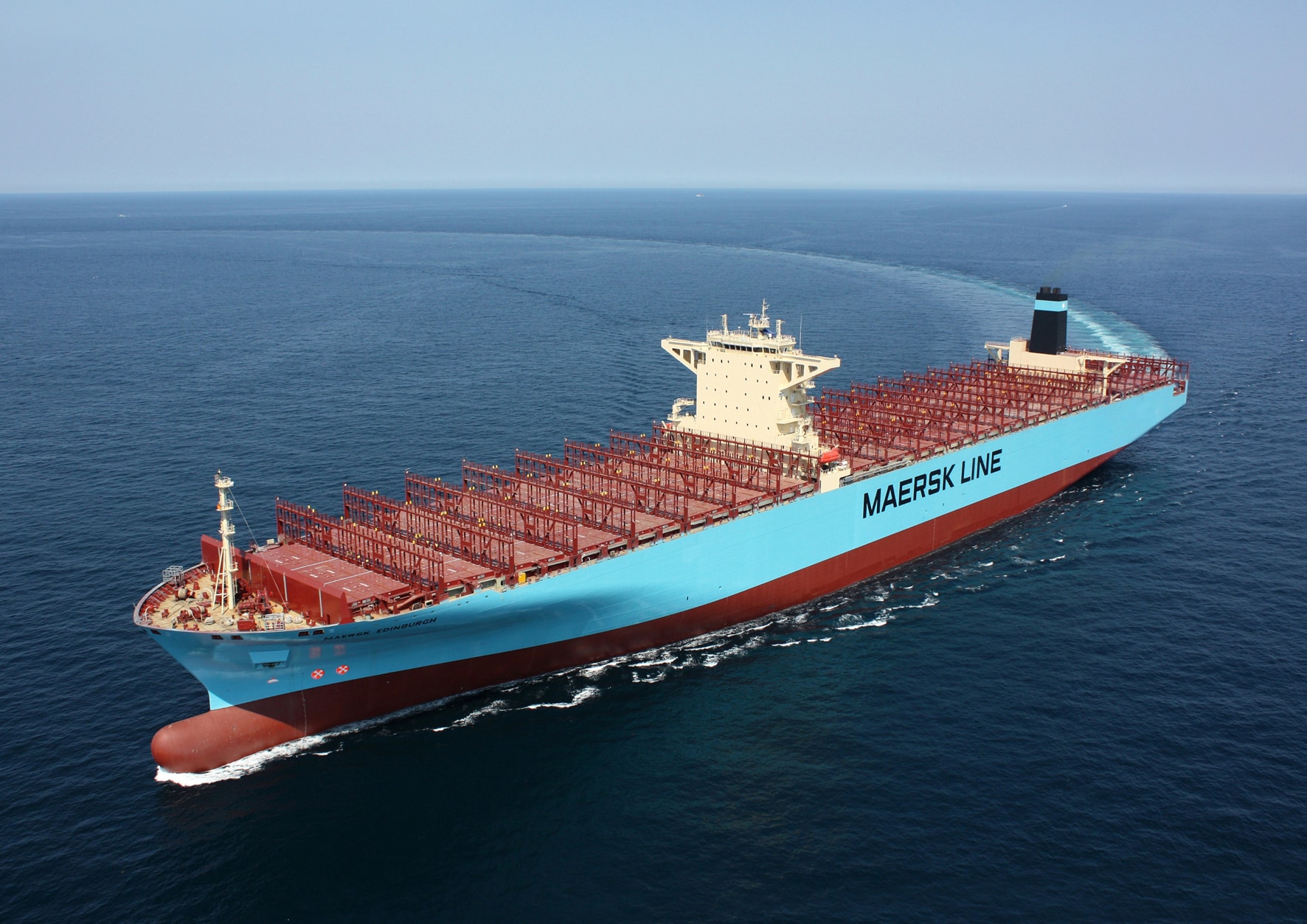 Контейнеровоз Maersk Kdinburch поварачивает в открытом море