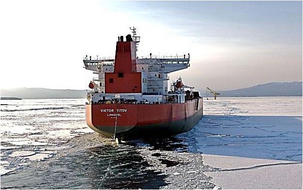 Транспортное судно во льдах