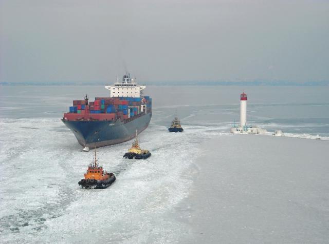 Вход судна в лед в порту
