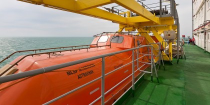 Спасательная шлюпка нефтяной платформы в Каспийском море