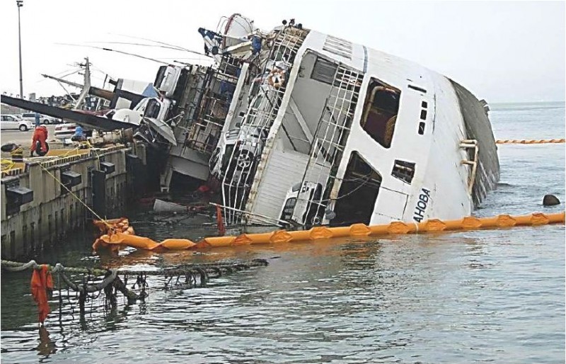 Опрокинутое судно после тайфуна в японском порту 
