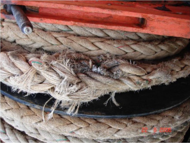 Поврежденный швартовный трос на морском судне
