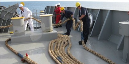 Работа экипажа во время швартовки судна
