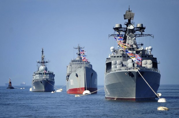 Военные корабли стоят на бочках