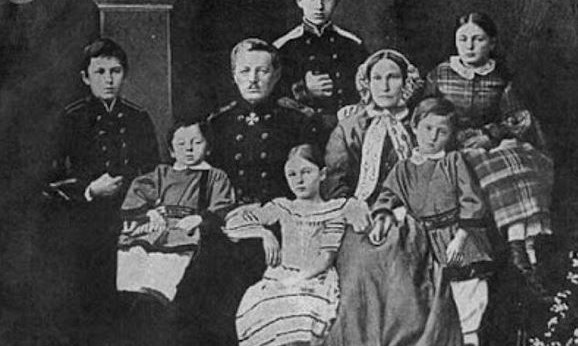 Адмирал В.С. Завойко с супругой Юлией Георгиевной и детьми
