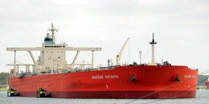Танкер Maersk Hayama под погрузкой