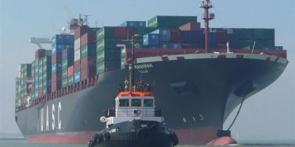Контейнеровоз Al Manamah заходит в порт