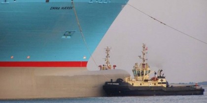 Контейнеровоз Emma Maersk заходит в порт