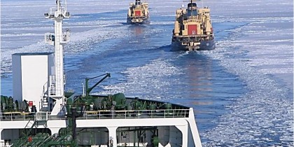 Караван судов в ледовой проводке