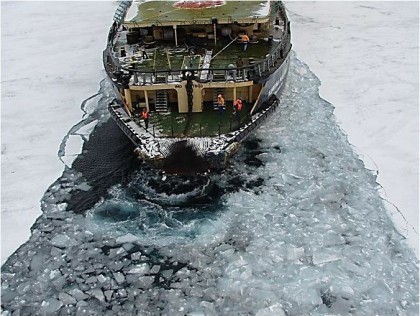 Разрушение льда ледоколом